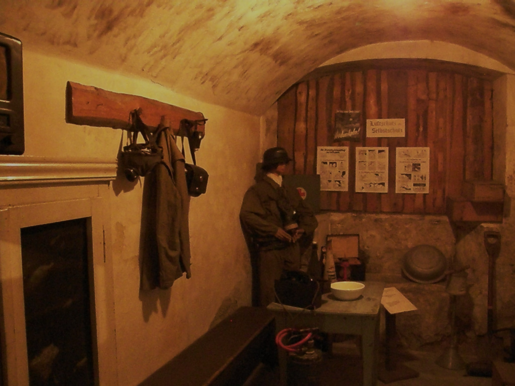 Ein nachgebildeter Luftschutzkeller aus dem Zweiten Weltkrieg, der mit Originalbestandteilen und Tondokumenten aus jener Zeit ausgestattet ist, lässt die Besucher die beklemmende Realität dieser schrecklichen Zeit spüren.