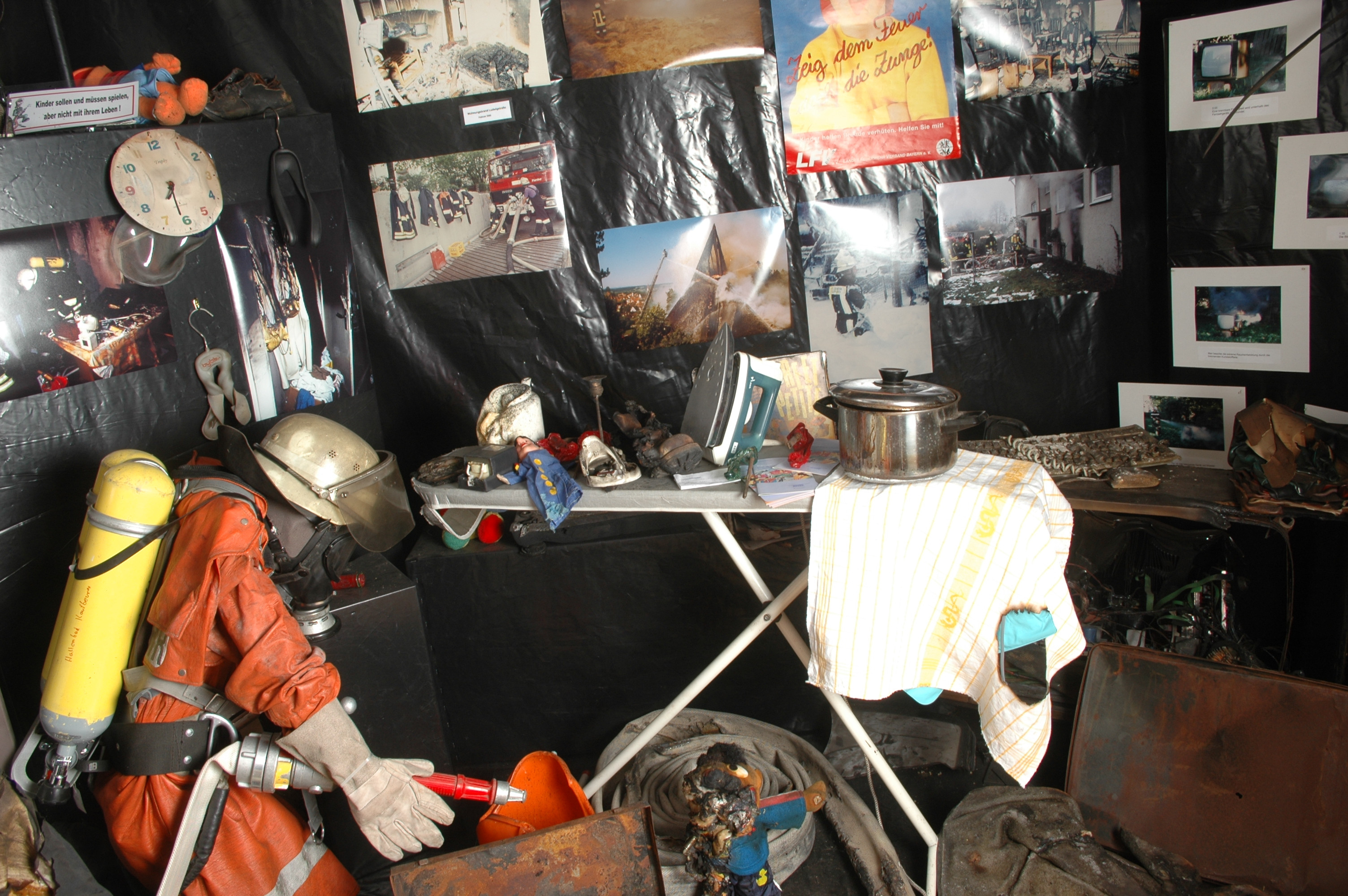 Im Brandraum sind Objekte ausgestellt, welche die dramatischen Spuren des Feuers zeigen. Hier werden an konkreten Beispielen die nicht immer ganz ungefährliche Brandbekämpfung und die Gefahren des Feuers im täglichen Leben thematisiert. Ein unbedingtes Muss für jede Schulklasse. 