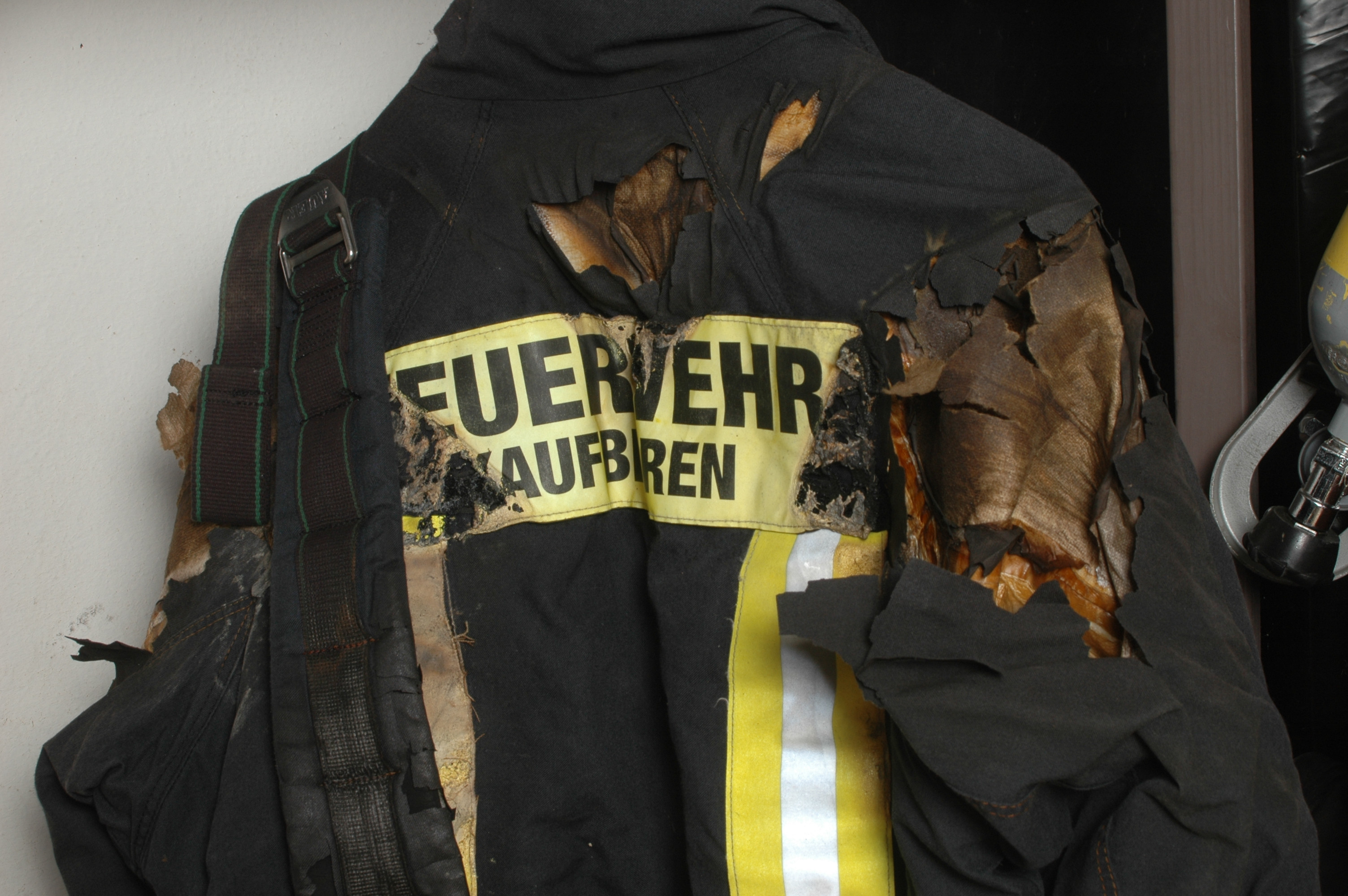 Dieser Raum ist tatsächlich bei einem Brandanschlag auf die Spittelmühle im Jahr 1995 ausgebrannt. Die vielen Exponate wurden bei den Einsätzen der Feuerwehr Kaufbeuren zusammengetragen und gesammelt. 