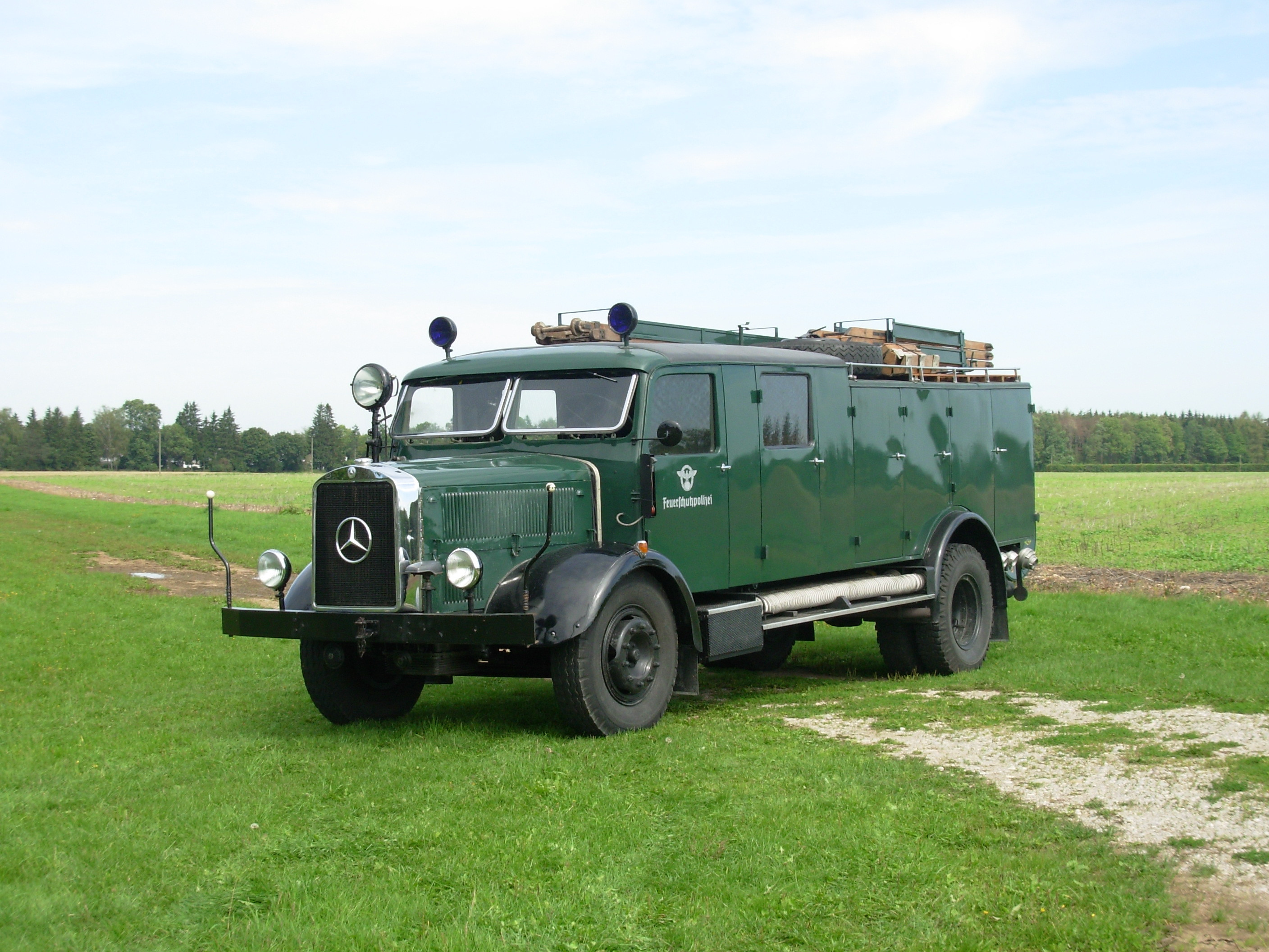 „Die Geschichte offenbart sich in Geschichten“ 		(Jürgen Leinemann)  Ein Großes Löschgruppenfahrzeug (GLG) Daimler Benz der Feuerschutzpolizei Baujahr 1942 dient als Ausstellungswand für Zeitzeugenberichte aus der Zeit des 2. Weltkrieges.