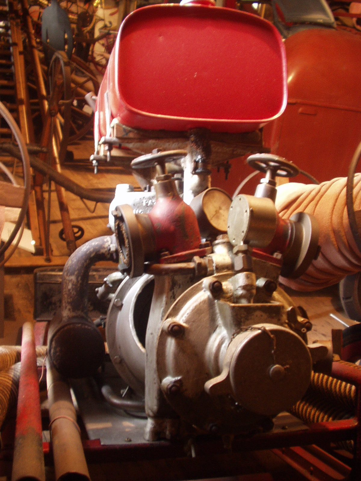Am Ende der Ausstellung die ersten motorbetriebenen Tragkraftspritzen, die ab den 1930er Jahren immer mehr die Handdruckspritzen aus dem Feuerwehralltag gedrängt haben. Aus Platzgründen können unsere Feuerwehrfahrzeuge in der Spittelmühle nicht gezeigt werden. Diese können jedoch von angemeldeten Gruppen in unserem Depot besichtigt werden.