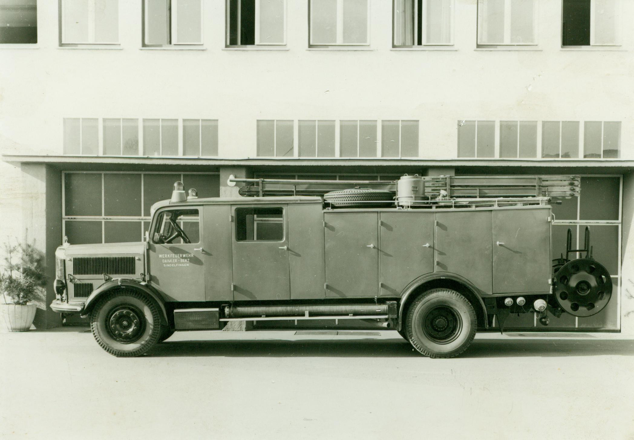 Mitten in den Wirren des 2. Weltkrieges wurde das GLG am 01.07.1942 von der Firma Metz an die Werkfeuerwehr des Daimler Benz Werkes in Sindelfingen ausgeliefert. Über die Einsätze des Krieges gibt es leider keine schriftlichen Überlieferungen mehr. Der Bericht der Technischen Prüfstelle für den Kraftfahrzeugverkehr vom 20.11.1944 spricht für sich: „Infolge der starken Inanspruchnahme in letzter Zeit ist das Fahrzeug nicht ganz auf der Höhe. ...Die Reifen haben beim Überfahren des vielen Schuttes etwas Not gelitten.“