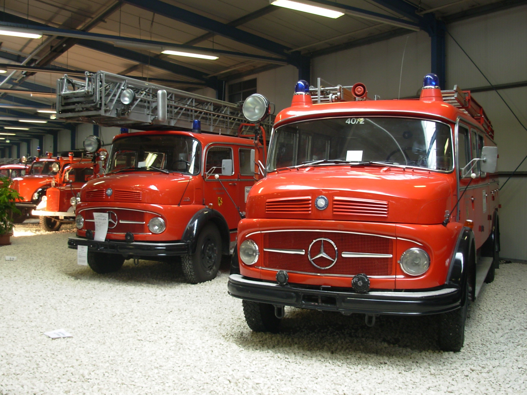 Der legendäre Mercedes Kurzhauber prägte wesentlich das Straßenbild ab den 1960er Jahren. Das Fahrzeug löste bei der Feuerwehr Kaufbeuren die Löschgruppenfahrzeuge aus der Kriegszeit ab. Das Fahrzeug wurde wieder in seinen originalen Auslieferungszustand zurückgebaut. Zusammen mit der Mercedes Kurzhauber Drehleiter DL 30 h verfügt das Feuerwehrmuseum noch über einen kompletten fahrbereiten Löschzug aus den 1960er Jahren, der in dieser Form bei vielen Feuerwehren so eingesetzt war.