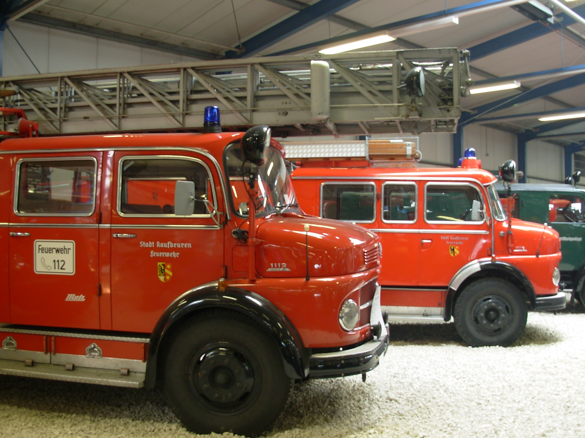 Der legendäre Mercedes Kurzhauber prägte wesentlich das Straßenbild ab den 1960er Jahren. Das Fahrzeug löste bei der Feuerwehr Kaufbeuren eine Drehleiter aus der Kriegszeit ab. Die Leiter verfügt über eine damals moderne hydraulische Schrägabstützung, darum die Typenbezeichnung DL 30 h (h für hydraulische Abstützung) Das Fahrzeug befindet sich im Zustand der Außerdienststellung. Zusammen mit der Mercedes Kurzhauber Löschgruppenfahrzueug LF 16 verfügt das Feuerwehrmuseum noch über einen kompletten fahrbereiten Löschzug aus den 1960er Jahren, der in dieser Form bei vielen Feuerwehren so eingesetzt war.