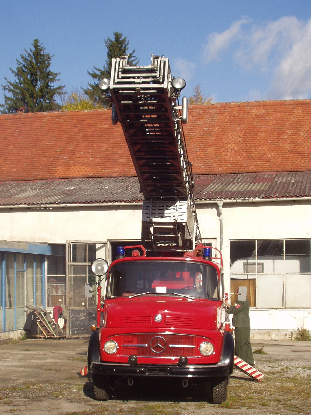 Drehleiter DL 30 h  Erstzulassung: 24.10.1969  Hersteller: Daimler Benz / Metz  Fahrzeugtyp: 1113  Besatzung 1/5  Im Einsatz bis 1999 bei der Feuerwehr Kaufbeuren