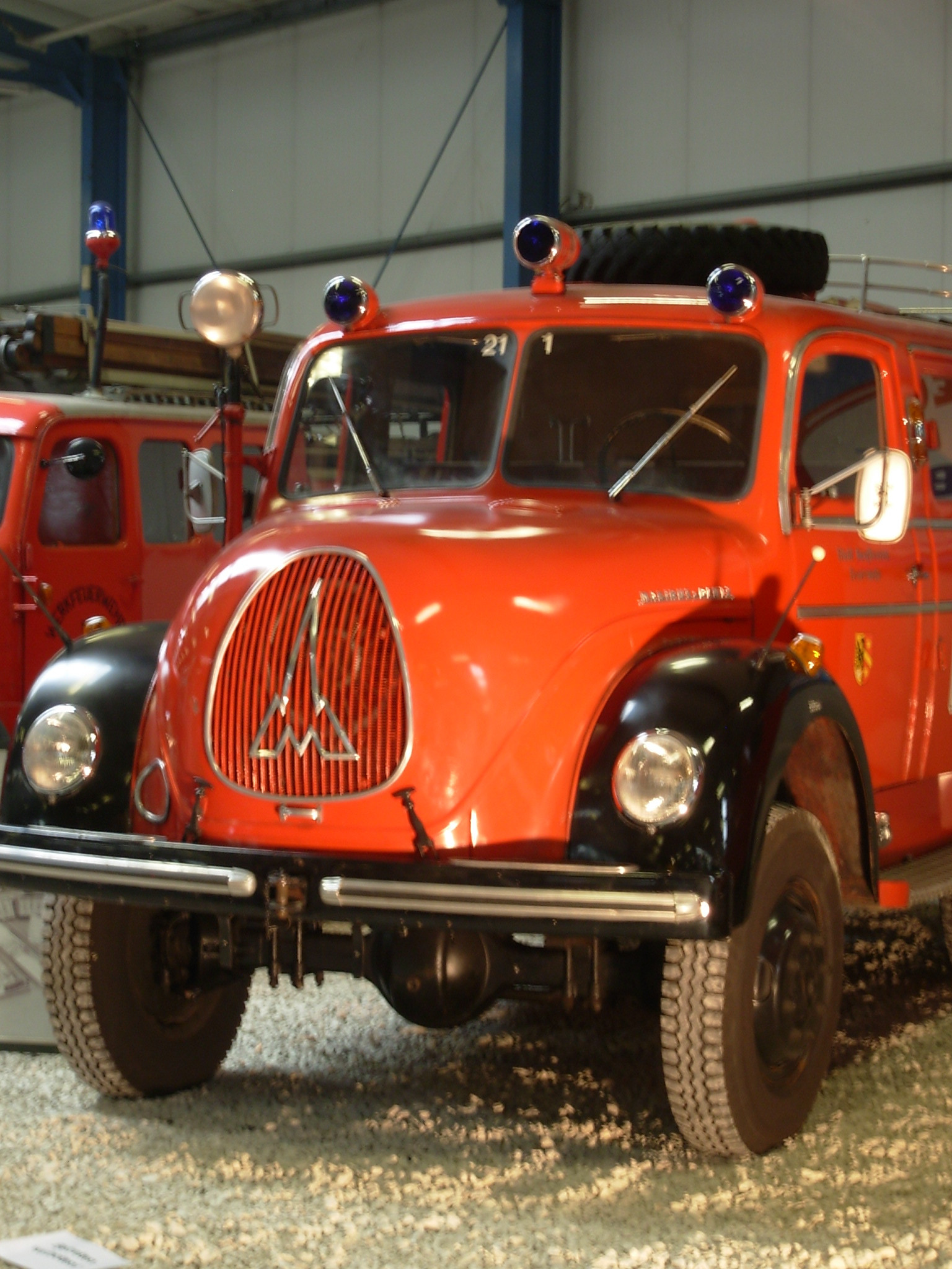 Tanklöschfahrzeug TLF 15  Erstzulassung: 12.04.1955  Hersteller: Klöckner Humboldt Deutz / Magirus  Fahrzeugtyp: Mercur 125 A  Pumpenleistung: 1.500 l/min  Besatzung 1/5  Im Einsatz bis 1987 bei der Feuerwehr Kaufbeuren